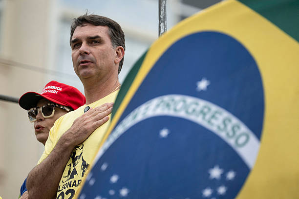 Flávio Bolsonaro lidera buscas políticas e ganha força na corrida presidencial de 2026